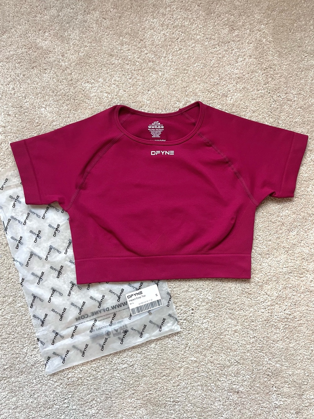 DFYNE Impact Short Sleeve Crop Top in Berry - Small